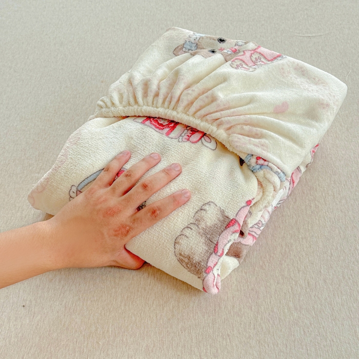 91家纺网 家纺一手货源 找家纺 慕澄家纺 2025新款牛奶绒印花床笠床笠单品 床笠-粉色喵喵