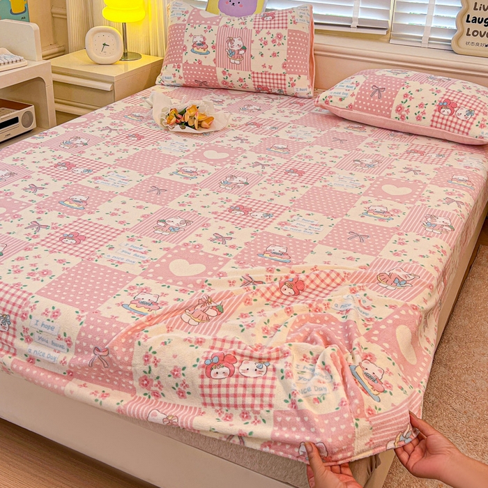 91家纺网 家纺一手货源 找家纺 慕澄家纺 2025新款牛奶绒印花床笠床笠单品 床笠-格子小猫