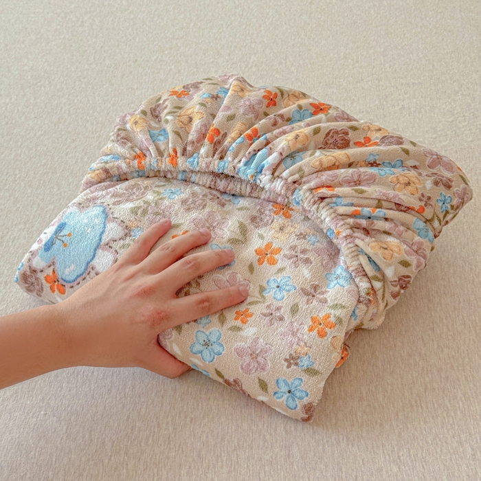 91家纺网 家纺一手货源 找家纺 慕澄家纺 2025新款牛奶绒印花床笠床笠单品 床笠-咖系小女孩