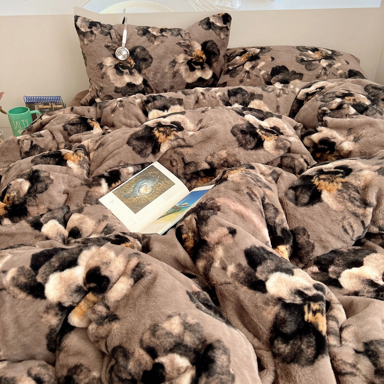 91家纺网 家纺一手货源 找家纺 顾里家纺 2025新款美拉德兔毛四件套 花境