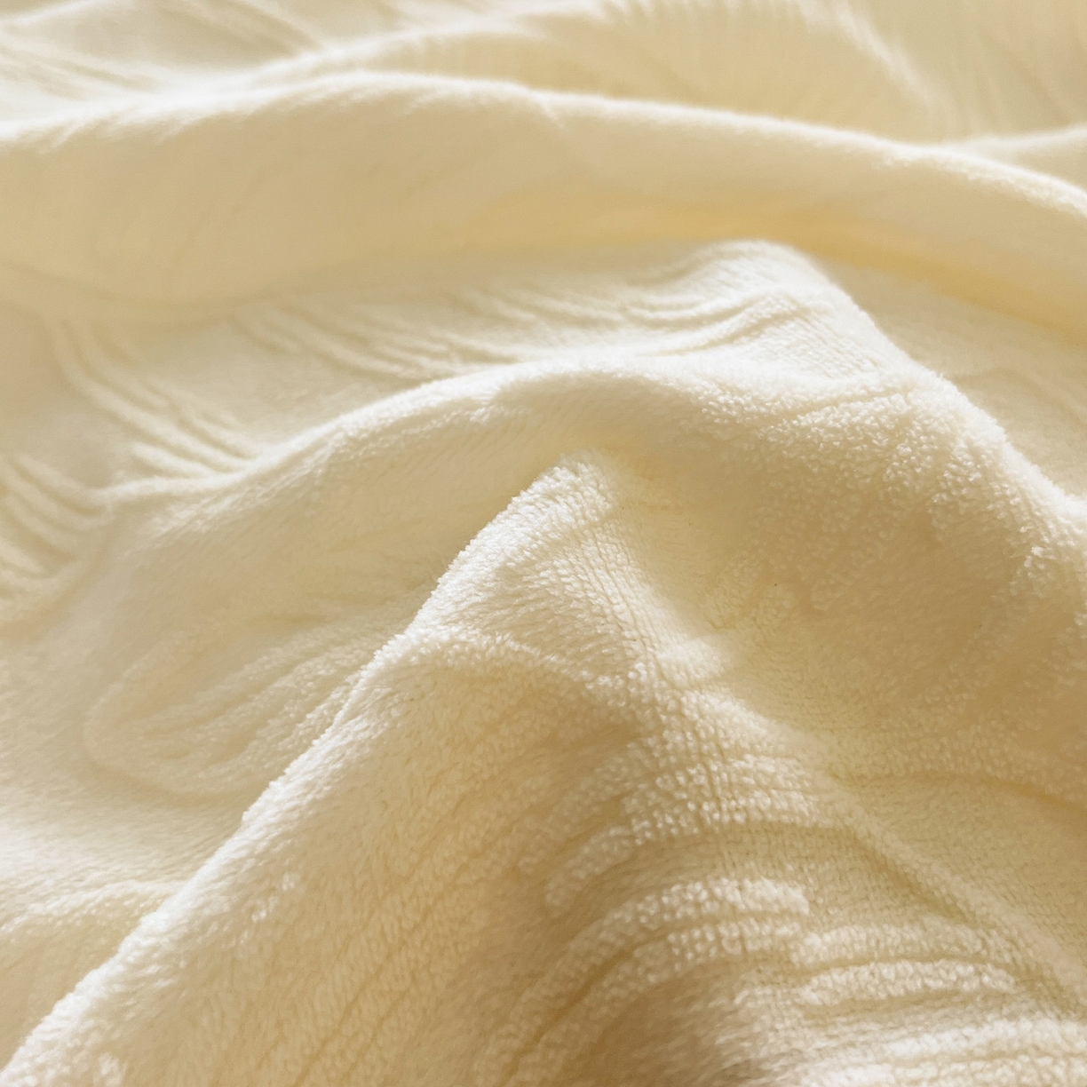 91家纺网 家纺一手货源 找家纺 如一 2025新款3D雕花牛奶绒单被套 芭蕉叶-白咖