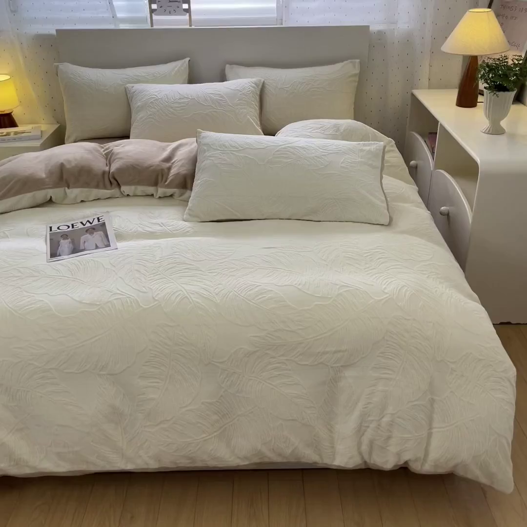91家纺网 家纺一手货源 找家纺 如一 2025新款3D雕花牛奶绒单被套 芭蕉叶-白咖