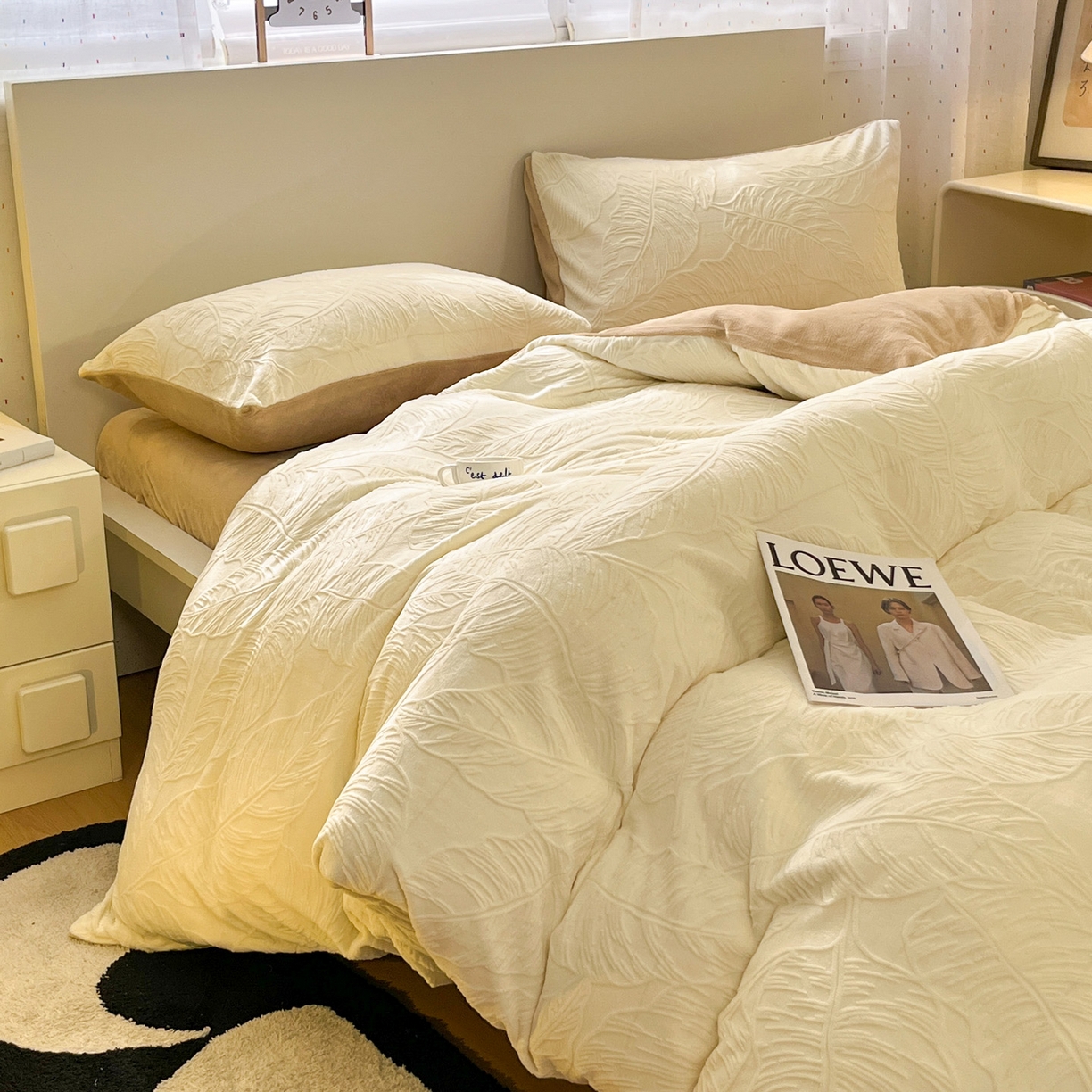 91家纺网 家纺一手货源 找家纺 如一 2025新款3D雕花牛奶绒四件套 芭蕉叶-白咖