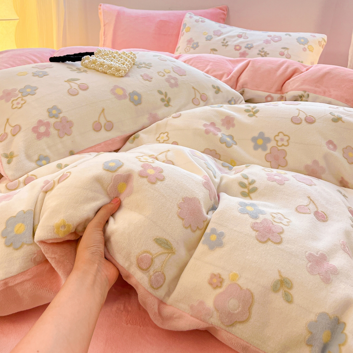 91家纺网 家纺一手货源 找家纺 如一 2025新款3D雕花牛奶绒单被套 缤纷-粉