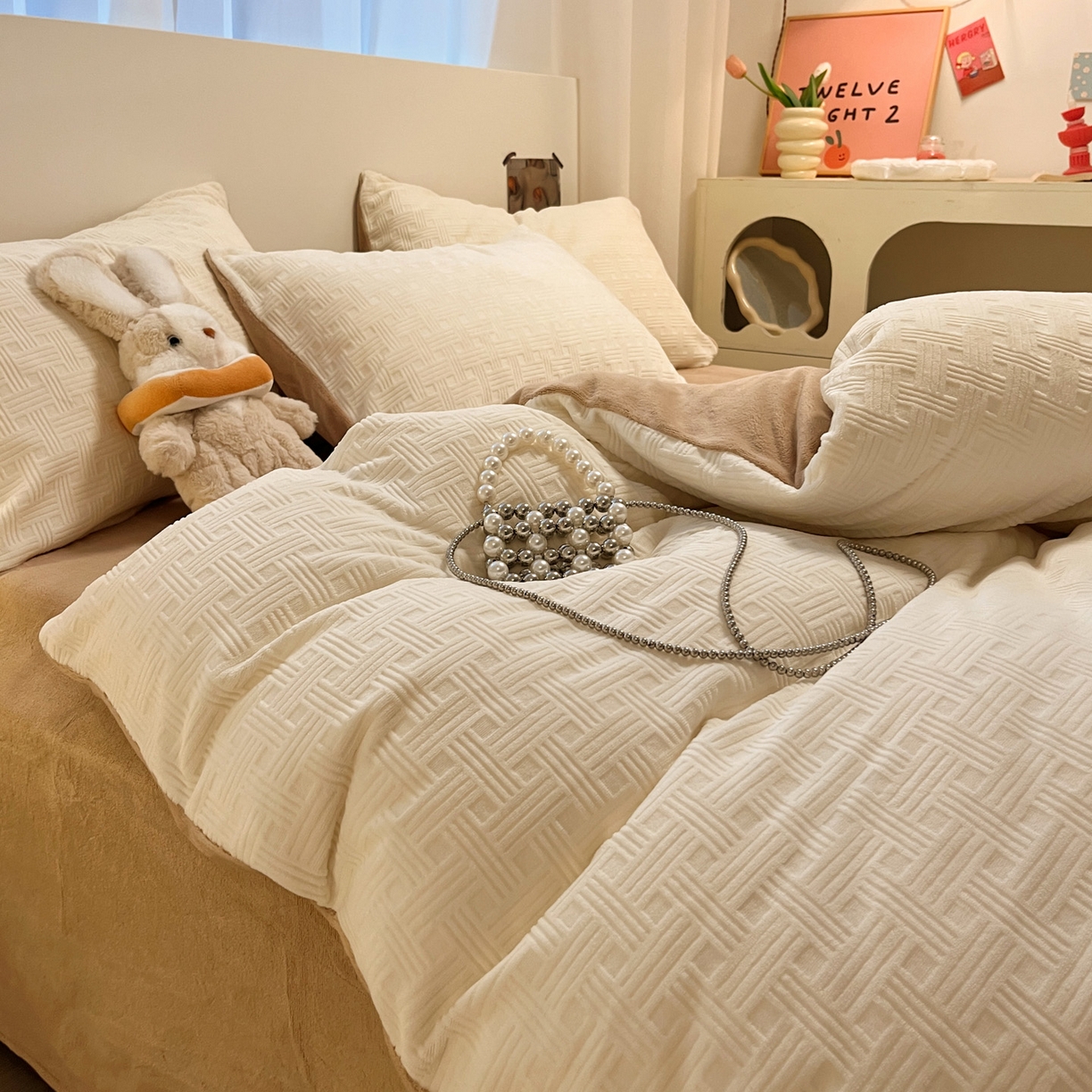 91家纺网 家纺一手货源 找家纺 如一 2025新款3D雕花牛奶绒四件套 编织纹-白咖