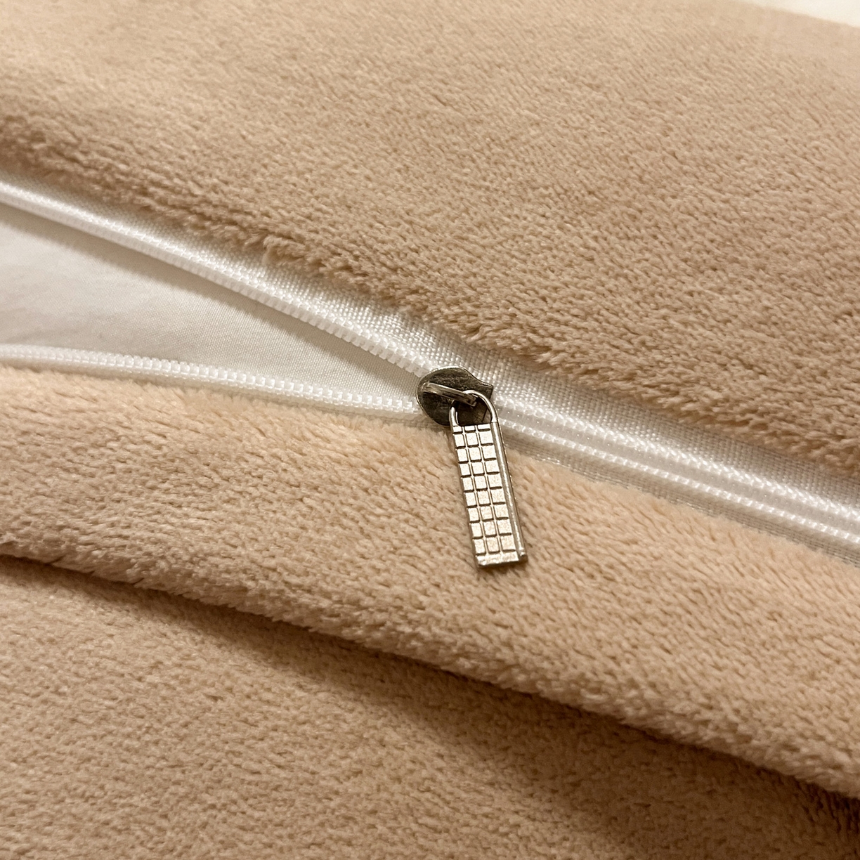 91家纺网 家纺一手货源 找家纺 如一 2025新款3D雕花牛奶绒四件套 编织纹-白咖