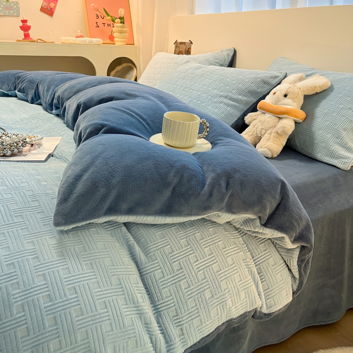 91家纺网 家纺一手货源 找家纺 如一 2025新款3D雕花牛奶绒四件套 编织纹-天蓝