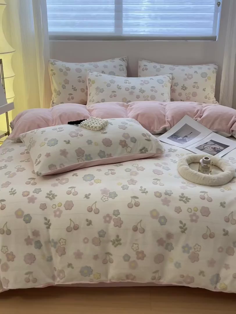 91家纺网 家纺一手货源 找家纺 如一 2025新款3D雕花牛奶绒四件套 缤纷-粉