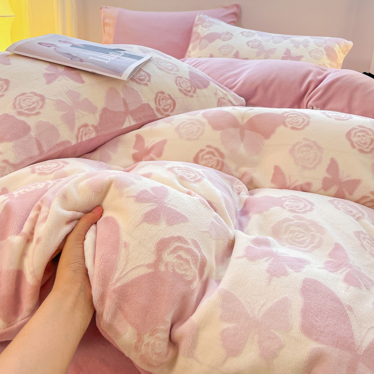 91家纺网 家纺一手货源 找家纺 如一 2025新款3D雕花牛奶绒单被套 蝴蝶-豆沙