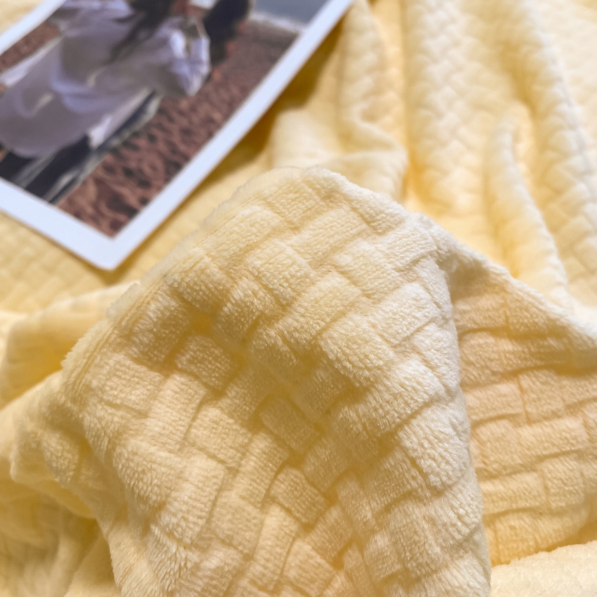 91家纺网 家纺一手货源 找家纺 如一 2025新款3D雕花牛奶绒单被套 华夫格黄