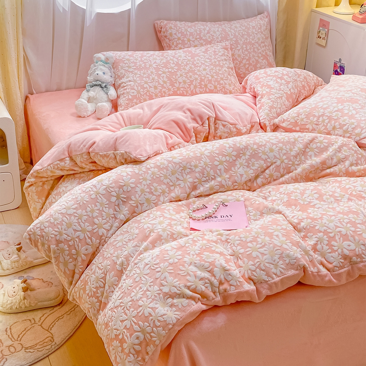 91家纺网 家纺一手货源 找家纺 如一 2025新款3D雕花牛奶绒四件套 花漾-粉