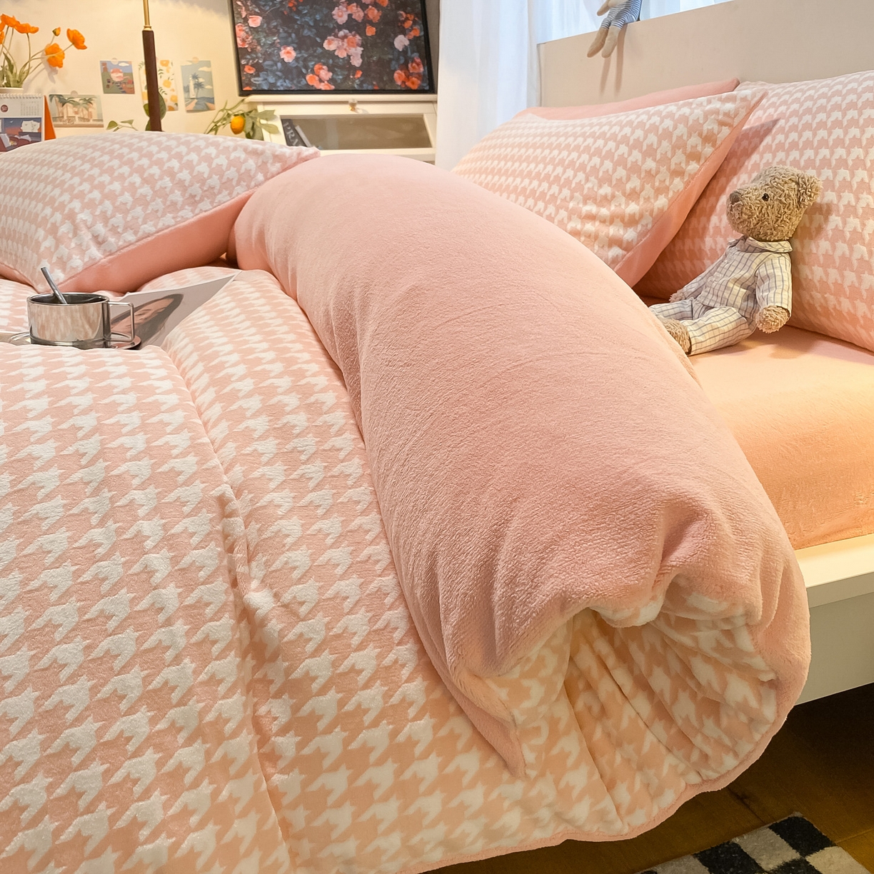 91家纺网 家纺一手货源 找家纺 如一 2025新款3D雕花牛奶绒单被套 千鸟格粉