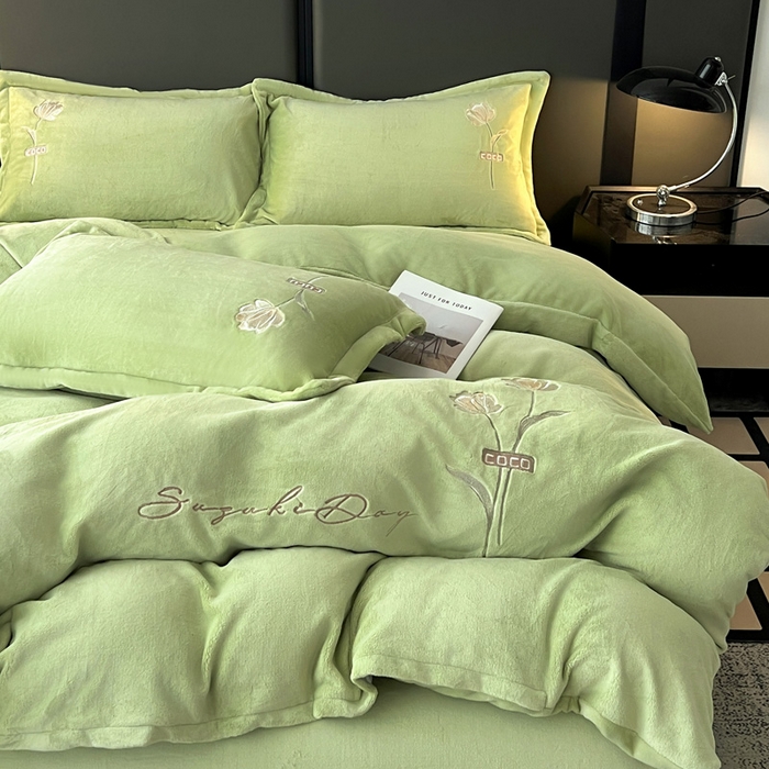 91家纺网 家纺一手货源 找家纺 （总）梦莱斯 2025新款230克全消光刺绣牛奶绒配精美无纺布包装套件-玛奇朵