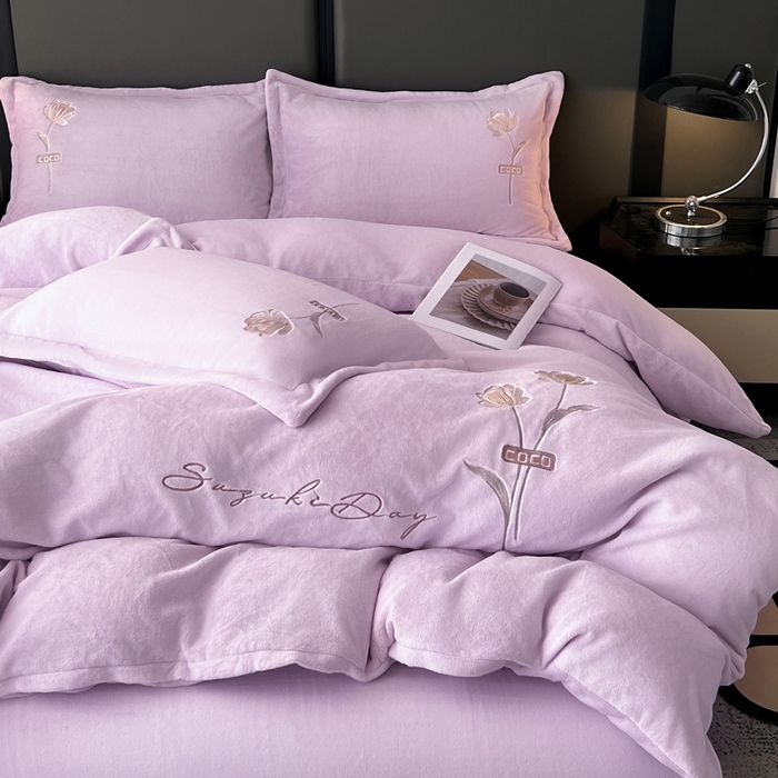 91家纺网 家纺一手货源 找家纺 （总）梦莱斯 2025新款230克全消光刺绣牛奶绒配精美无纺布包装套件-玛奇朵