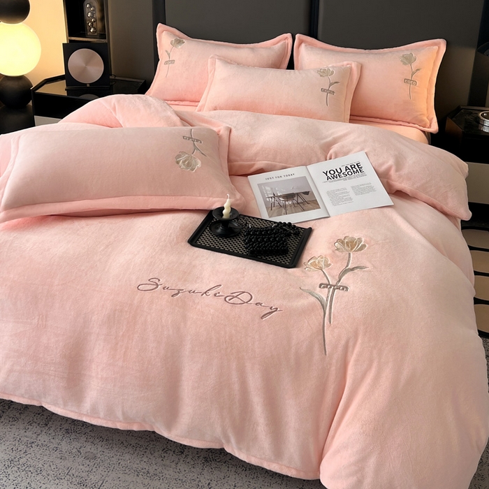 91家纺网 家纺一手货源 找家纺 （总）梦莱斯 2025新款230克全消光刺绣牛奶绒配精美无纺布包装套件-玛奇朵