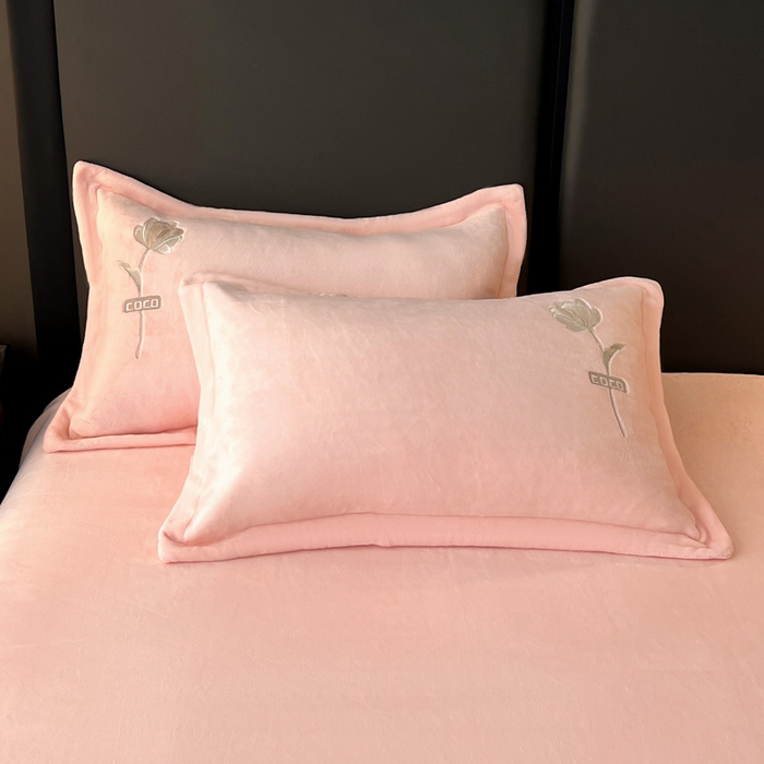 91家纺网 家纺一手货源 找家纺 （总）梦莱斯 2025新款230克全消光刺绣牛奶绒配精美无纺布包装套件-玛奇朵