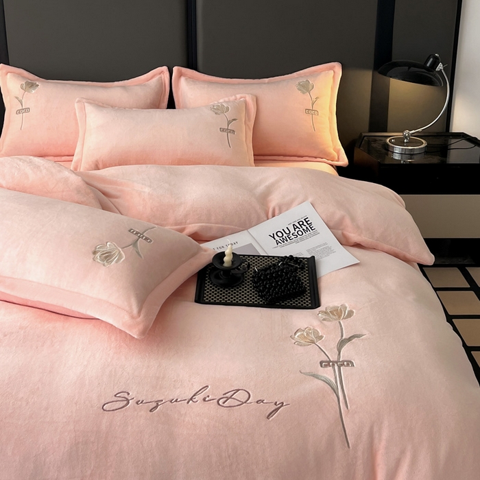 91家纺网 家纺一手货源 找家纺 （总）梦莱斯 2025新款230克全消光刺绣牛奶绒配精美无纺布包装套件-玛奇朵