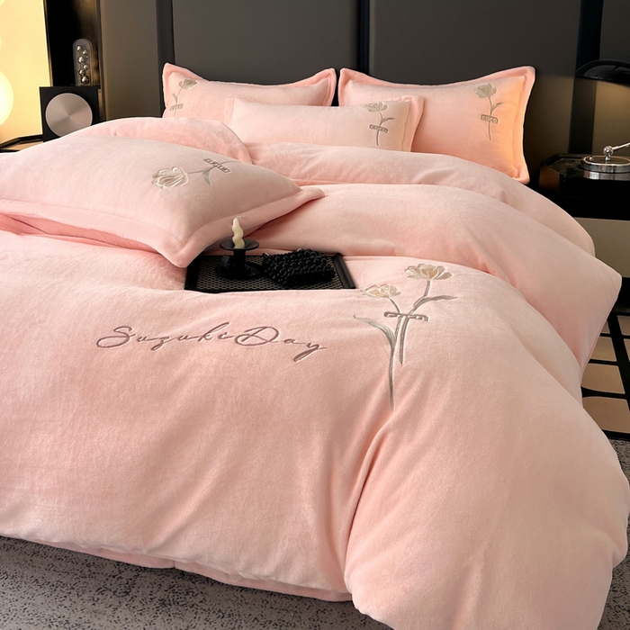 91家纺网 家纺一手货源 找家纺 （总）梦莱斯 2025新款230克全消光刺绣牛奶绒配精美无纺布包装套件-玛奇朵