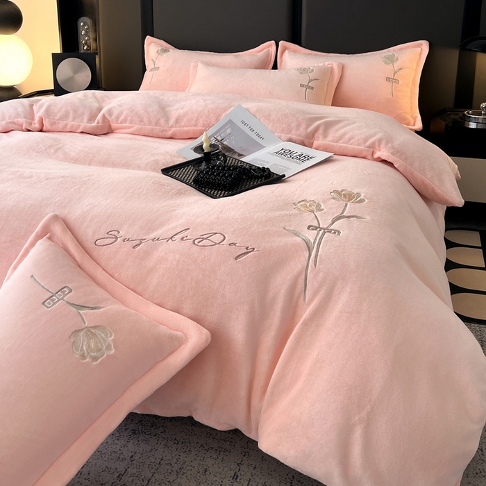 91家纺网 家纺一手货源 找家纺 （总）梦莱斯 2025新款230克全消光刺绣牛奶绒配精美无纺布包装套件-玛奇朵