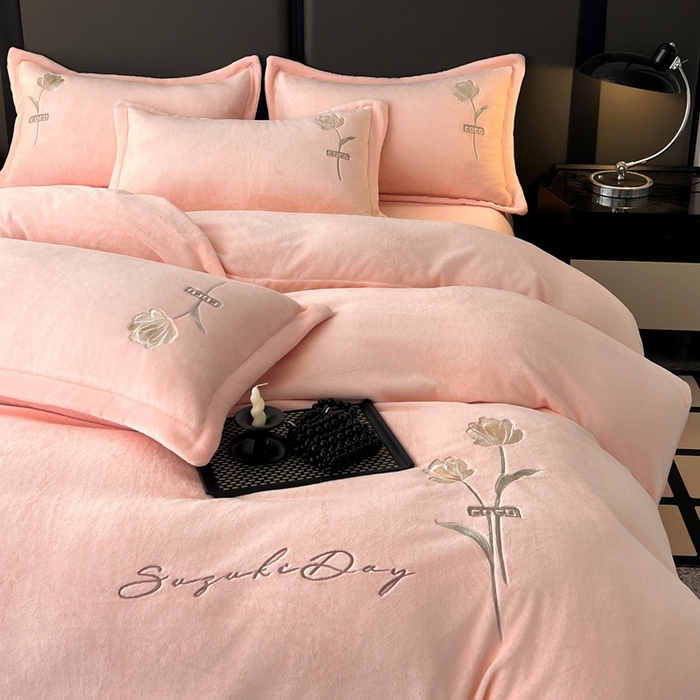 91家纺网 家纺一手货源 找家纺 （总）梦莱斯 2025新款230克全消光刺绣牛奶绒配精美无纺布包装套件-玛奇朵