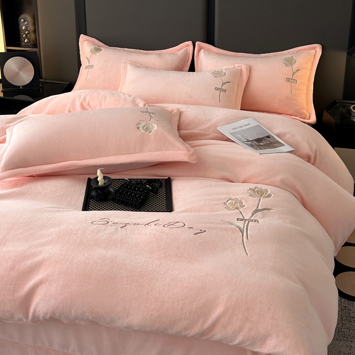 91家纺网 家纺一手货源 找家纺 （总）梦莱斯 2025新款230克全消光刺绣牛奶绒配精美无纺布包装套件-玛奇朵