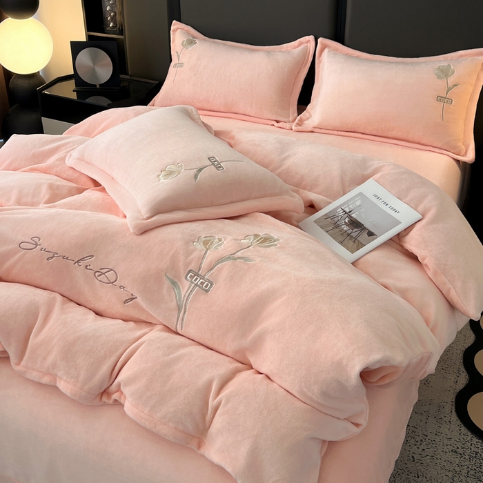 91家纺网 家纺一手货源 找家纺 （总）梦莱斯 2025新款230克全消光刺绣牛奶绒配精美无纺布包装套件-玛奇朵