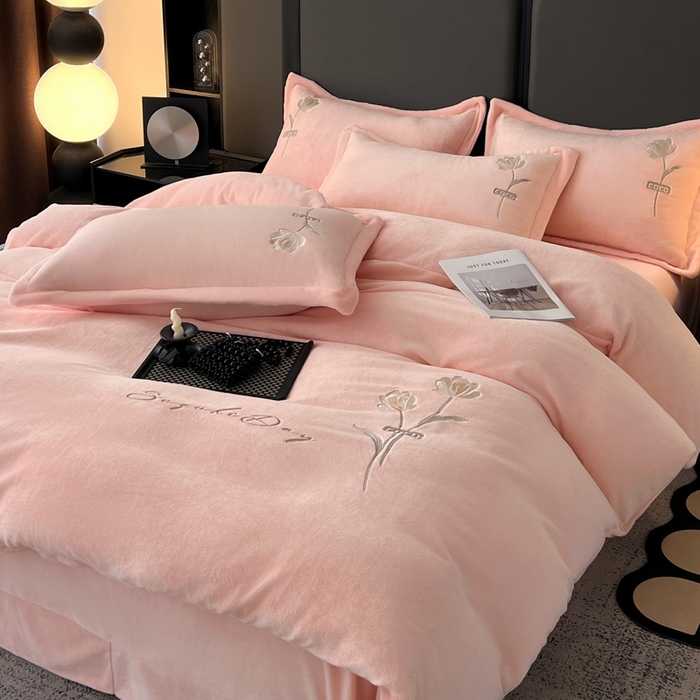 91家纺网 家纺一手货源 找家纺 （总）梦莱斯 2025新款230克全消光刺绣牛奶绒配精美无纺布包装套件-玛奇朵