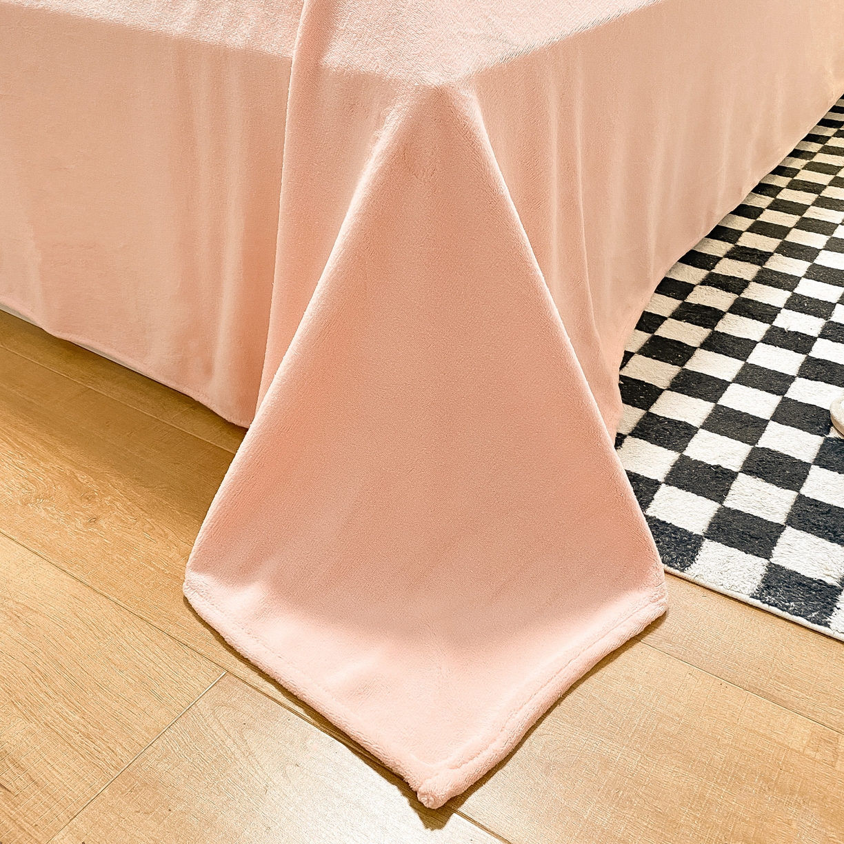 91家纺网 家纺一手货源 找家纺 如一 2025新款3D雕花牛奶绒四件套 千鸟格粉