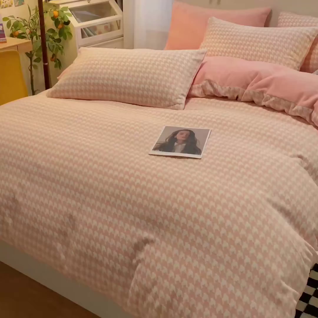 91家纺网 家纺一手货源 找家纺 如一 2025新款3D雕花牛奶绒四件套 千鸟格粉