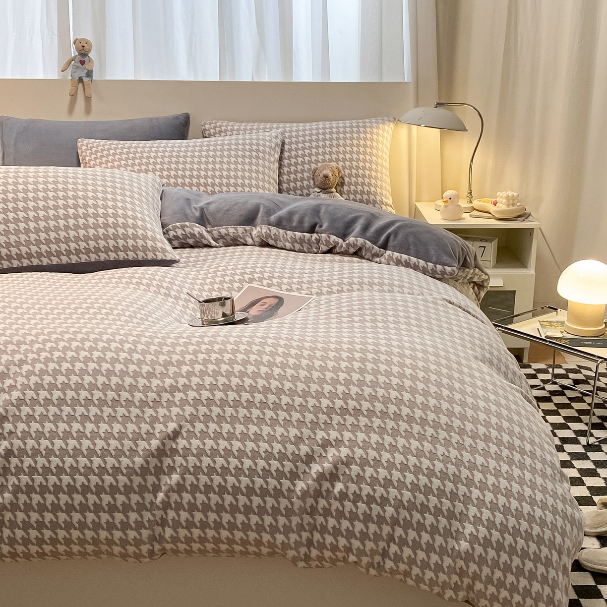 91家纺网 家纺一手货源 找家纺 如一 2025新款3D雕花牛奶绒四件套 千鸟格灰