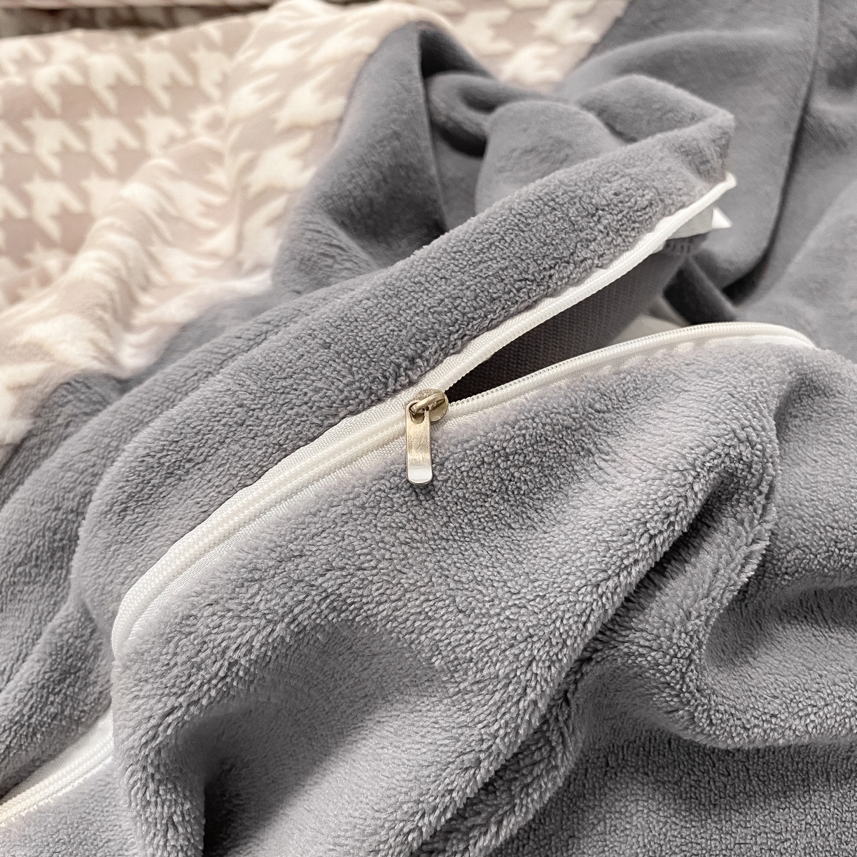 91家纺网 家纺一手货源 找家纺 如一 2025新款3D雕花牛奶绒四件套 千鸟格灰