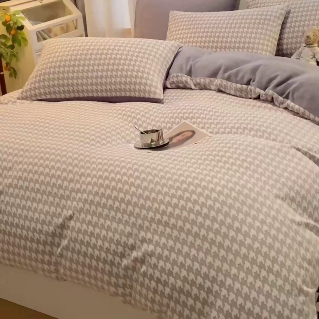 91家纺网 家纺一手货源 找家纺 如一 2025新款3D雕花牛奶绒四件套 千鸟格灰