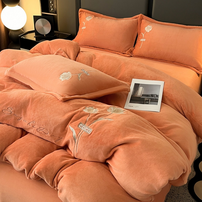 91家纺网 家纺一手货源 找家纺 梦莱斯 2025新款230克全消光刺绣牛奶绒配精美无纺布包装套件-玛奇朵玛奇朵-橙