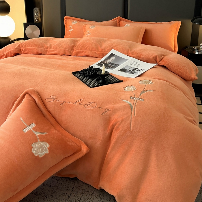 91家纺网 家纺一手货源 找家纺 梦莱斯 2025新款230克全消光刺绣牛奶绒配精美无纺布包装套件-玛奇朵玛奇朵-橙