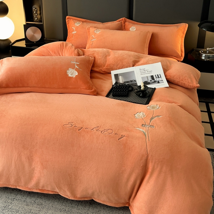 91家纺网 家纺一手货源 找家纺 梦莱斯 2025新款230克全消光刺绣牛奶绒配精美无纺布包装套件-玛奇朵玛奇朵-橙