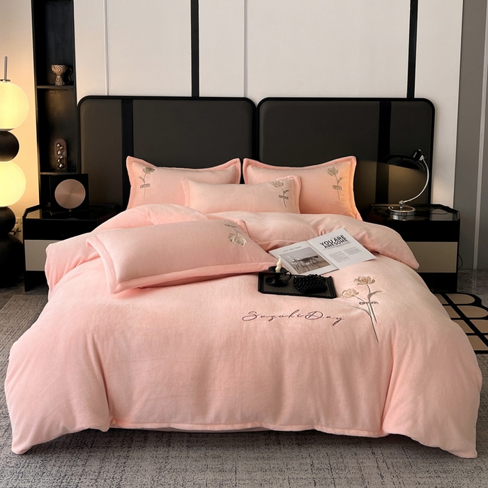 91家纺网 家纺一手货源 找家纺 梦莱斯 2025新款230克全消光刺绣牛奶绒配精美无纺布包装套件-玛奇朵玛奇朵-粉