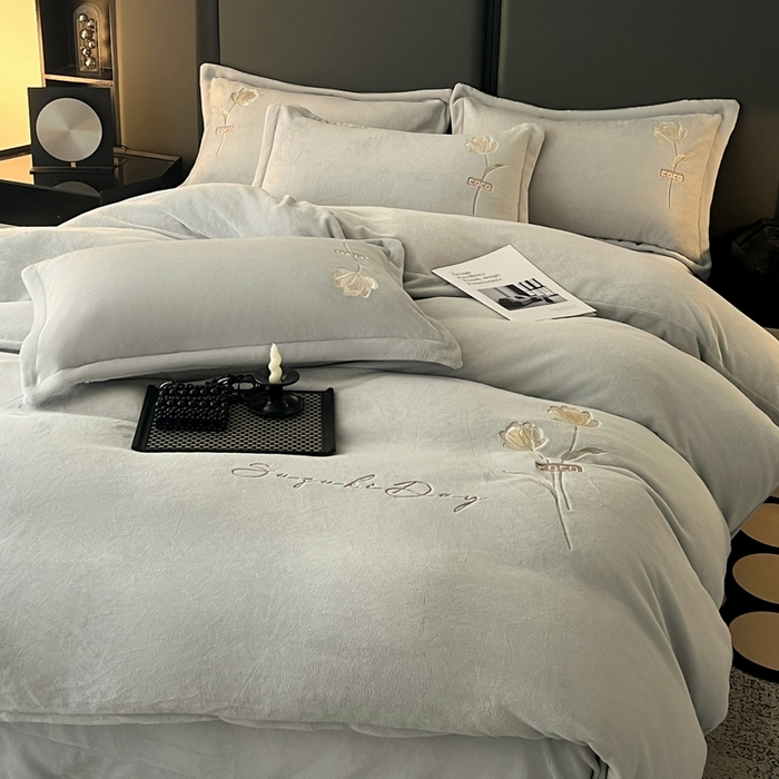 91家纺网 家纺一手货源 找家纺 梦莱斯 2025新款230克全消光刺绣牛奶绒配精美无纺布包装套件-玛奇朵玛奇朵-灰