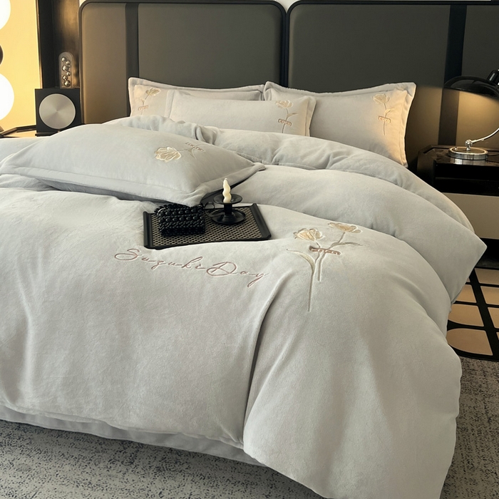 91家纺网 家纺一手货源 找家纺 梦莱斯 2025新款230克全消光刺绣牛奶绒配精美无纺布包装套件-玛奇朵玛奇朵-灰