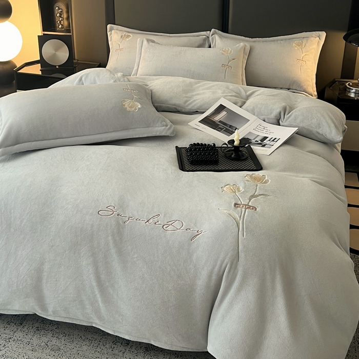 91家纺网 家纺一手货源 找家纺 梦莱斯 2025新款230克全消光刺绣牛奶绒配精美无纺布包装套件-玛奇朵玛奇朵-灰