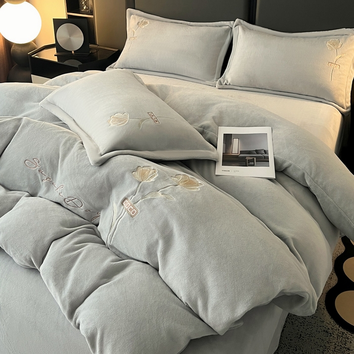 91家纺网 家纺一手货源 找家纺 梦莱斯 2025新款230克全消光刺绣牛奶绒配精美无纺布包装套件-玛奇朵玛奇朵-灰