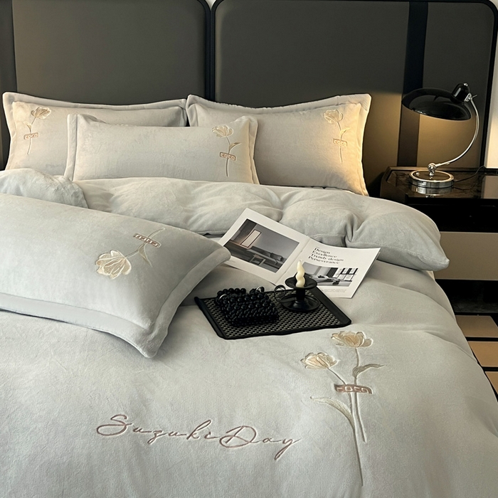 91家纺网 家纺一手货源 找家纺 梦莱斯 2025新款230克全消光刺绣牛奶绒配精美无纺布包装套件-玛奇朵玛奇朵-灰