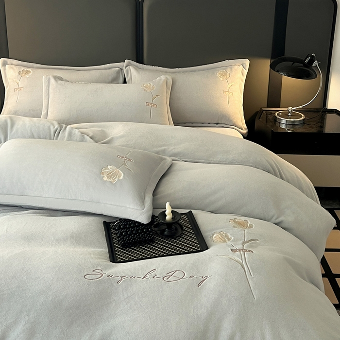 91家纺网 家纺一手货源 找家纺 梦莱斯 2025新款230克全消光刺绣牛奶绒配精美无纺布包装套件-玛奇朵玛奇朵-灰