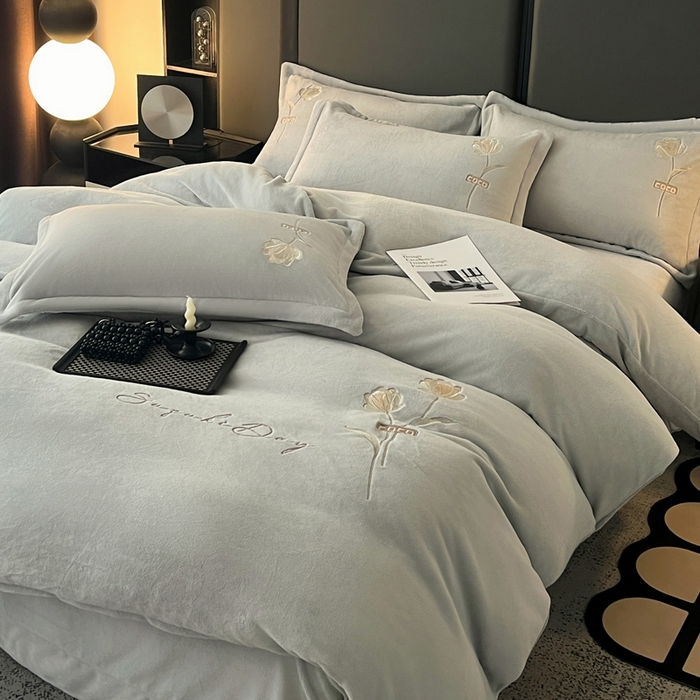 91家纺网 家纺一手货源 找家纺 梦莱斯 2025新款230克全消光刺绣牛奶绒配精美无纺布包装套件-玛奇朵玛奇朵-灰