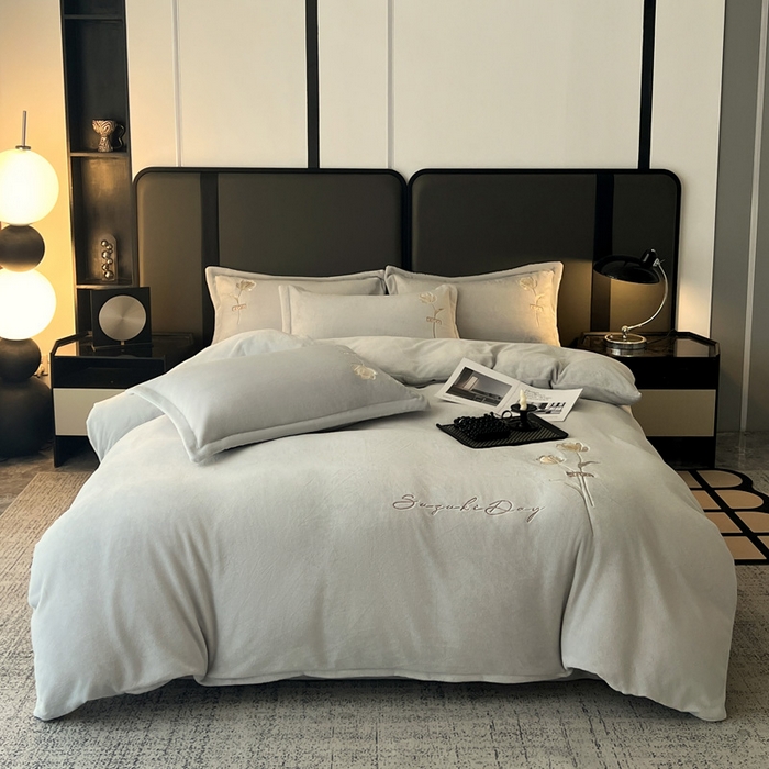 91家纺网 家纺一手货源 找家纺 梦莱斯 2025新款230克全消光刺绣牛奶绒配精美无纺布包装套件-玛奇朵玛奇朵-灰