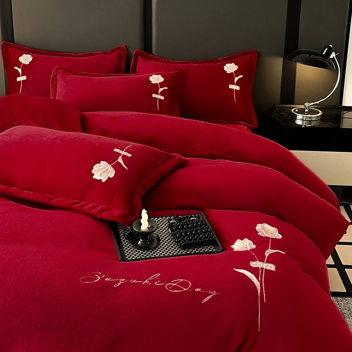 91家纺网 家纺一手货源 找家纺 梦莱斯 2025新款230克全消光刺绣牛奶绒配精美无纺布包装套件-玛奇朵玛奇朵-大红