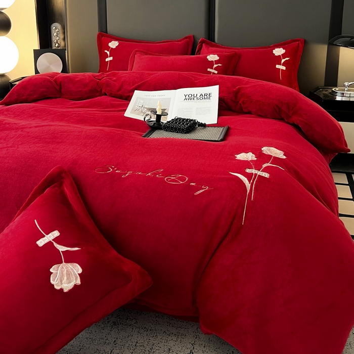 91家纺网 家纺一手货源 找家纺 梦莱斯 2025新款230克全消光刺绣牛奶绒配精美无纺布包装套件-玛奇朵玛奇朵-大红