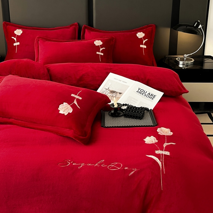 91家纺网 家纺一手货源 找家纺 梦莱斯 2025新款230克全消光刺绣牛奶绒配精美无纺布包装套件-玛奇朵玛奇朵-大红