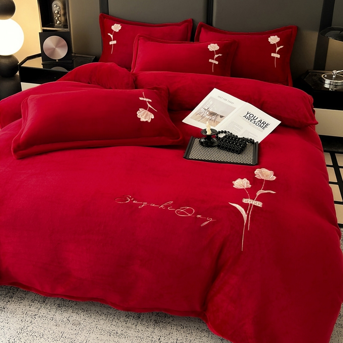 91家纺网 家纺一手货源 找家纺 梦莱斯 2025新款230克全消光刺绣牛奶绒配精美无纺布包装套件-玛奇朵玛奇朵-大红