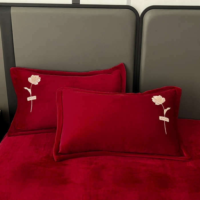 91家纺网 家纺一手货源 找家纺 梦莱斯 2025新款230克全消光刺绣牛奶绒配精美无纺布包装套件-玛奇朵玛奇朵-大红