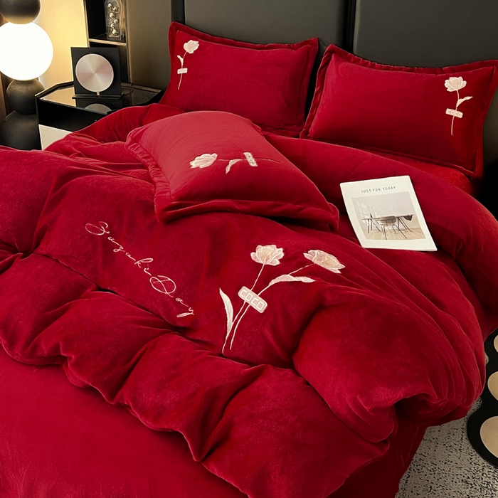 91家纺网 家纺一手货源 找家纺 梦莱斯 2025新款230克全消光刺绣牛奶绒配精美无纺布包装套件-玛奇朵玛奇朵-大红